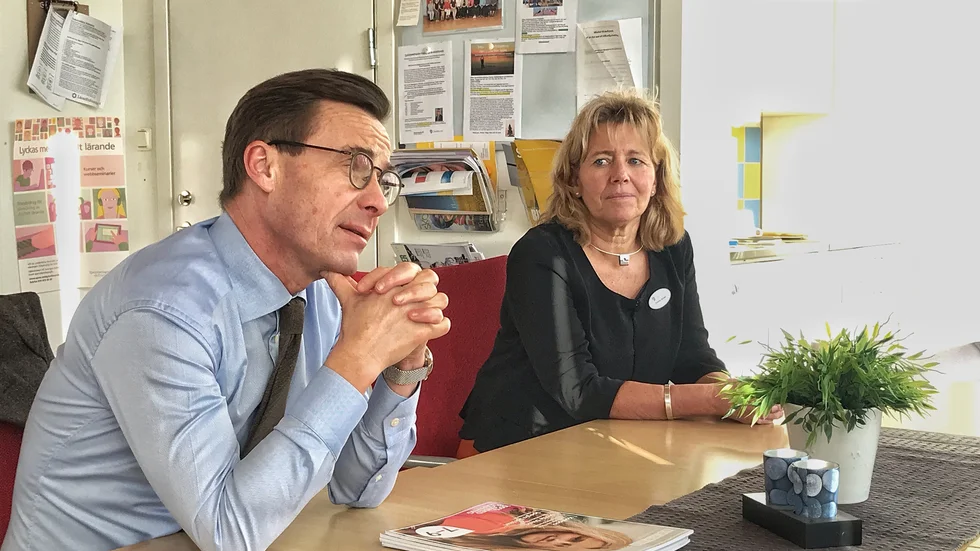 Tillförordnade utbildningschefen Christina Boman, här bredvid Ulf Kristersson (M) under ett besök på Breviksskolan, berättar att det pågår en utredning om hur en omorganisation till F-9-skolor skulle kunna se ut.
