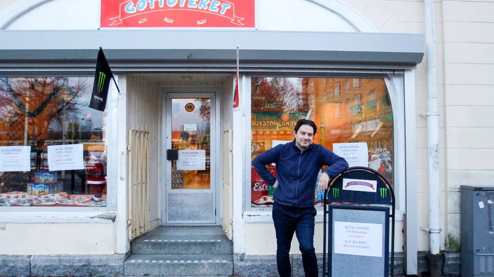 Över skyltfönstren är lappar om att butiken upphör uppsatta. Vid nyår stänger Jan Altunsu Gottoteket för gott.