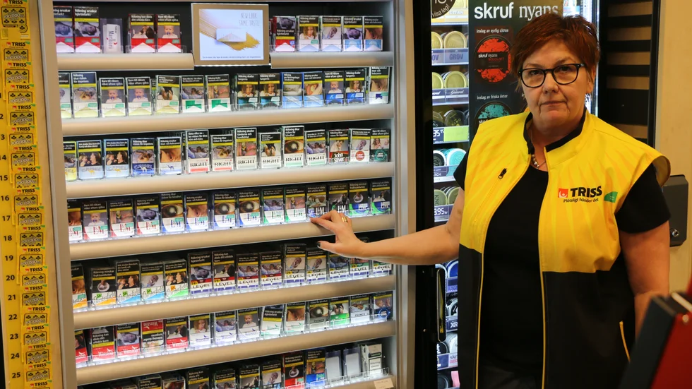 Helena Lindkvist, chef för Coops förbutik, säger att de har ett 25-tal olika mentolcigarretter i sortimentet. Hon säger att de flesta som köper produkten är äldre.