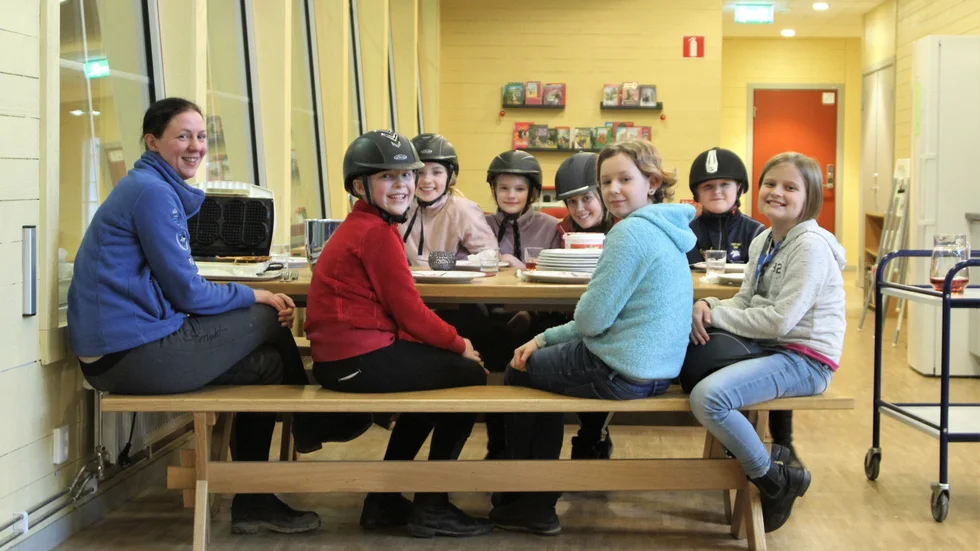 Våfflor på gång. Klart man är glad då. Ledaren Annelie Andersson tillsammans med närmast Angelina, Nea och Edit. På andra sidan bordet Tilde, Alba, Elsa och Selma.