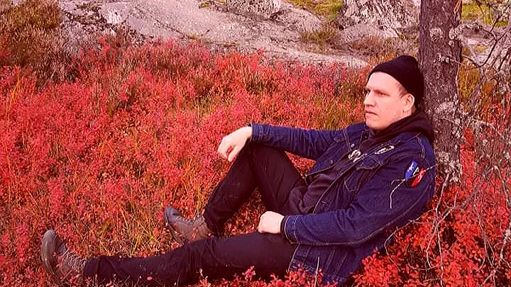 Erik har sysslas med musik ända sedan mellanstadiet. "Man hör musik i sin tystnad och om man som jag har tillgång till en gitarr kan man få utlopp för sin fantasi och kreativitet" säger han