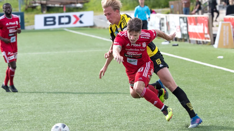 Herman Johansson, här i kamp med Piteås James Burgin. 