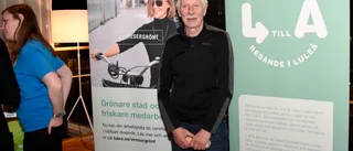 Roland tog cykeln till dansbanan   