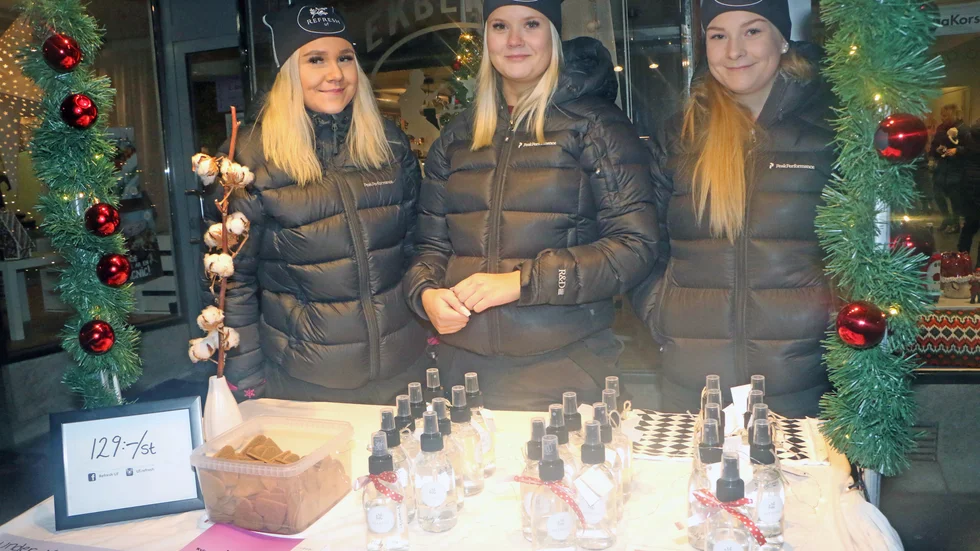 Saga Oskarsson, Tindra Grönberg och Ella Olofsson driver UF-företag där de säljer linnevatten.