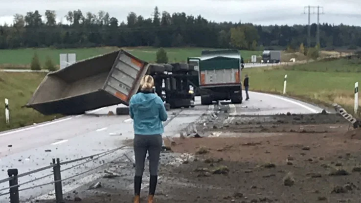 Lastbildekipaget blockerar båda körfälten. 