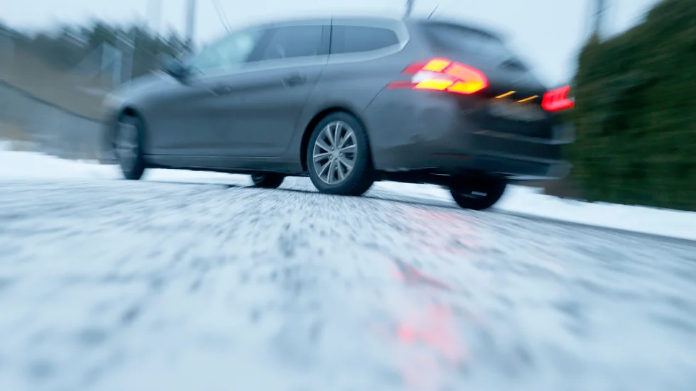 En bilförare från Hultsfreds kommun sladdade med sin bil och tappade kontrollen. Nu döms han till dagsböter för dubbla trafikbrott i Vimmerby. Bilen på bilden har ingenting med händelsen i Vimmerby att göra.