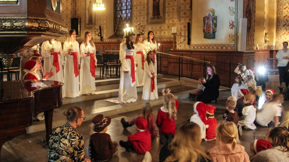 Enköpings lucia Amanda Ilic och hennes tärnor och kör höll i den trivsamma barnföreställningen i Vårfrukyrkan ledda av körledaren Viktoria Strandberg 2019. I år blir det begränsade publikplatser.