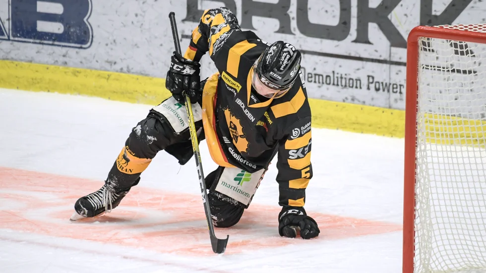 Philip Broberg efter en tacklingen mot huvudet under torsdagens match. 