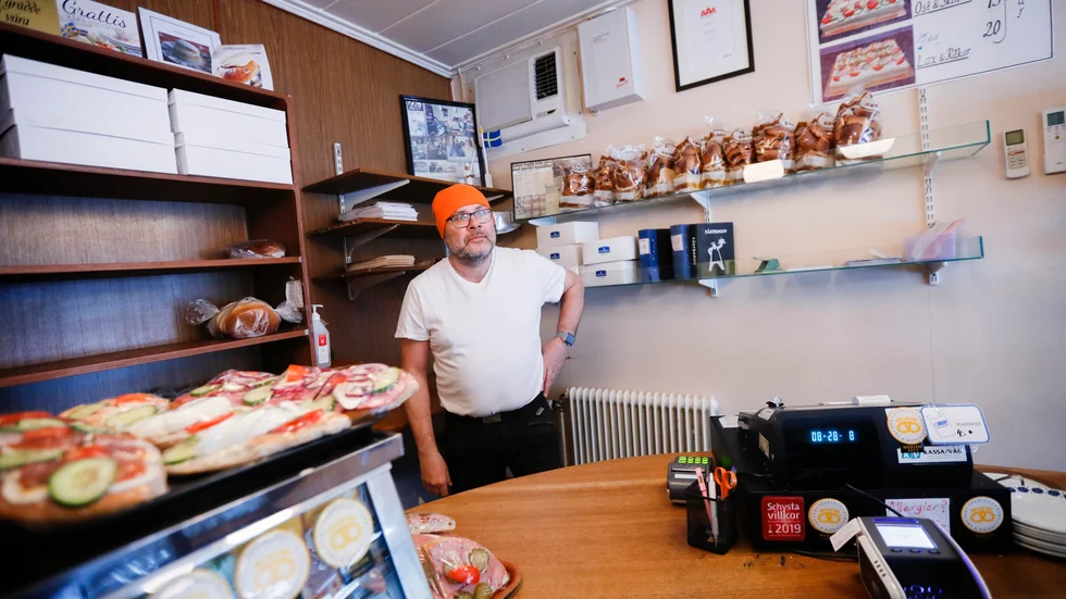 Roger Holms farfar Bertil Holm startade Holms på Skurholmen redan 1955 och själv har han jobbat i släktföretaget i 37 år, senaste 20 åren som ägare till konditoriet. Nu har paret Roger och Karin tagit beslutet att sälja verksamheten.