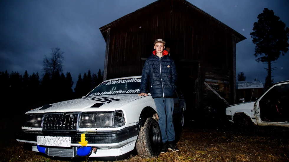 Albin Hedström har sitt garage hemma i familjehemmet i Svanström.