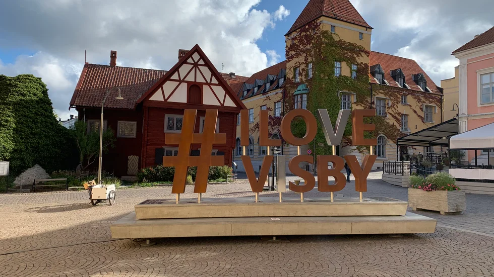 Skylten har hittills varit placerad på Donners plats i Visby.