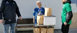 Här delas matlådor ut till lasarettet