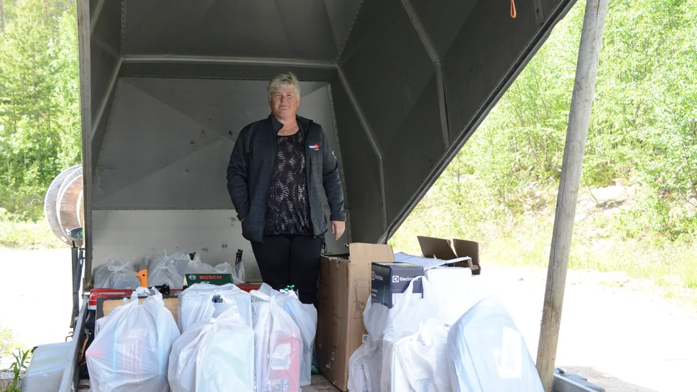 Monica Andersson ordnar med prispåsarna som ska lottas ut på lördag när ÖLM är avgjort. "Det är aldrig några problem att ragga sponsorer till det här evenemanget, det märks att det är uppskattat!"