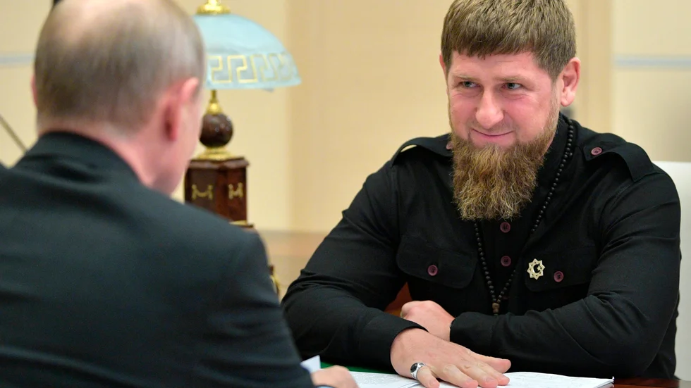 Tjetjeniens president Ramzan Kadyrov (till höger) under ett samtal med Rysslands president Vladimir Putin. Arkivbild.