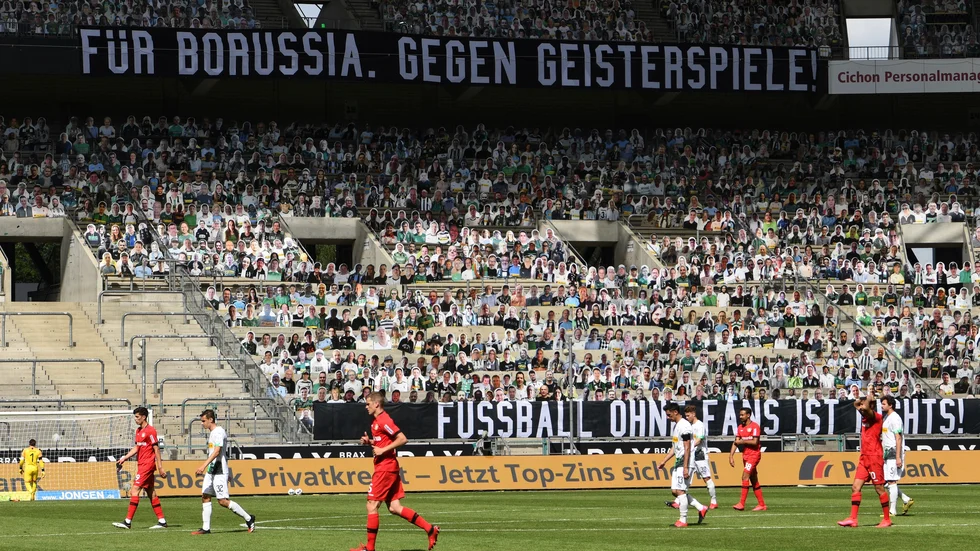 Supportrar i papp på läktarna när Mönchengladbach föll mot Bayer Leverkusen. "För Borussia. Mot spökmatcher", lyder budskapet på banderollen.