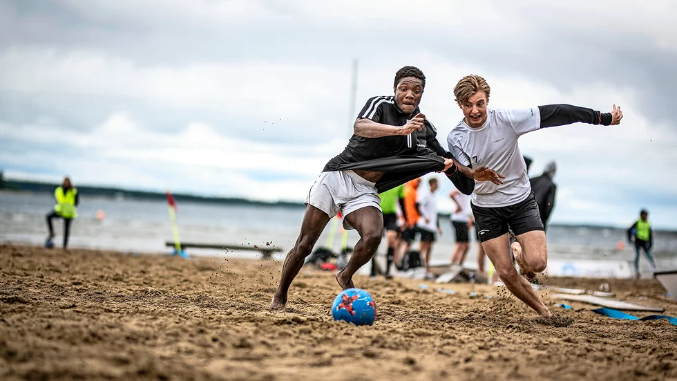 Från fredag till söndag kommer det att spelas strandfotboll på Bovikens havsbad.