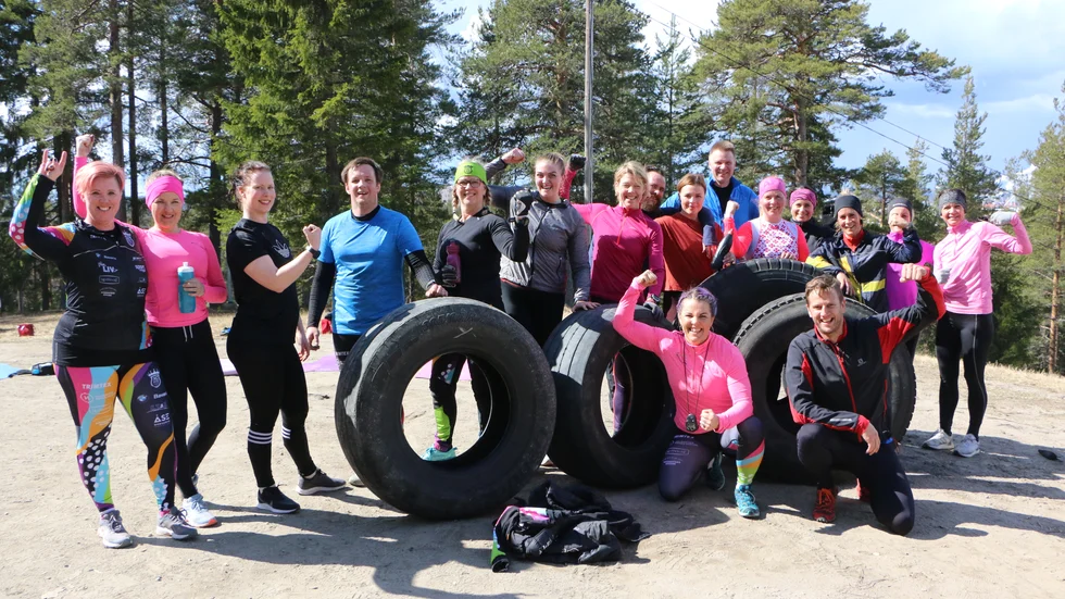Alla lokala hjältar samlade, efter att ha rullat däck uppför Strömlidabacken var man både glada och stolta över sig själva.