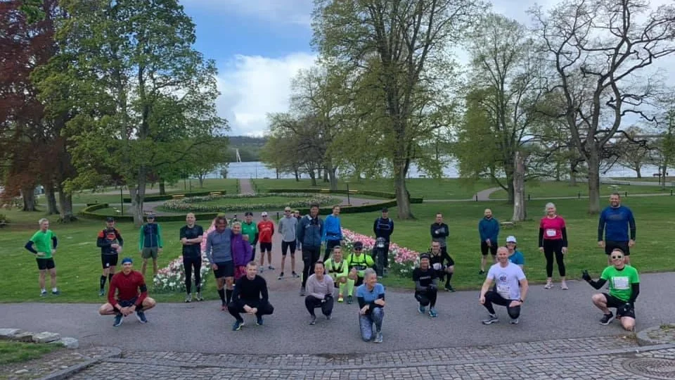 Löpargänget i Motala på behörigt avstånd till varandra inför det första virtuella Göteborgsvarvet i helgen. 27 löpare från facebookgruppen genomförde halvmaran i Motala.
