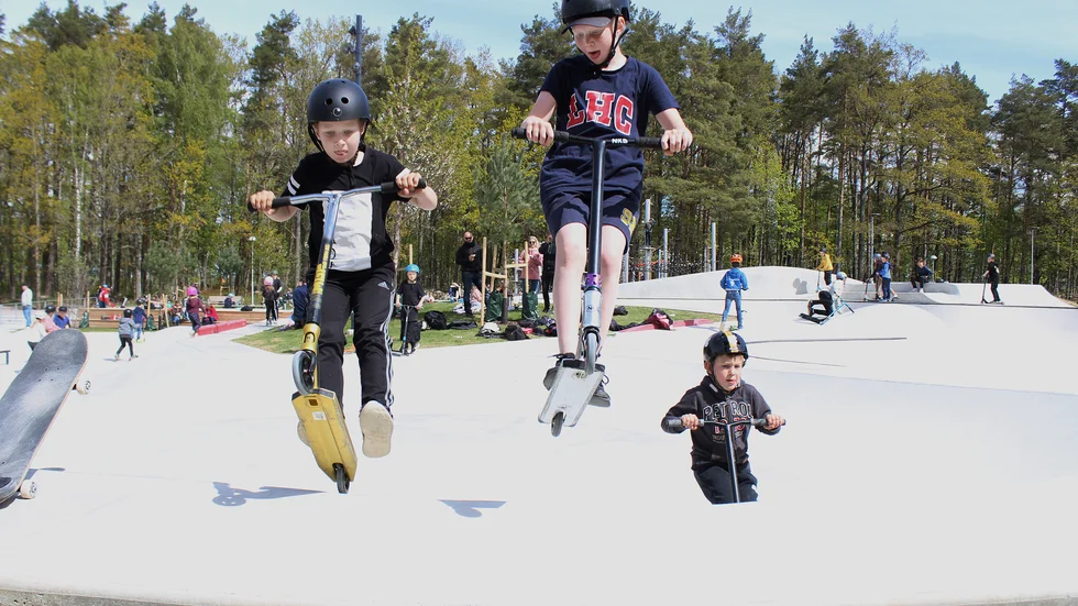 Noah Holm Suneson, Charlie Lindström och Ted Jonsson tränar hopp i skateparken, som är en del av Ljungsbros aktivitetspark.