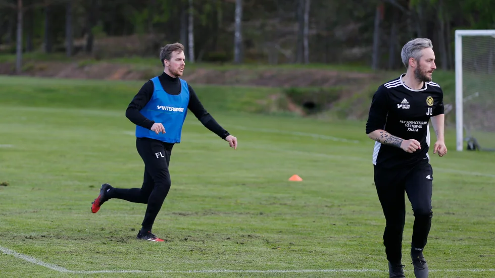 Fredrik Lindhe tillsammans med sin mittbackskollega Johan Lundin under ett av VFF:s träningspass.