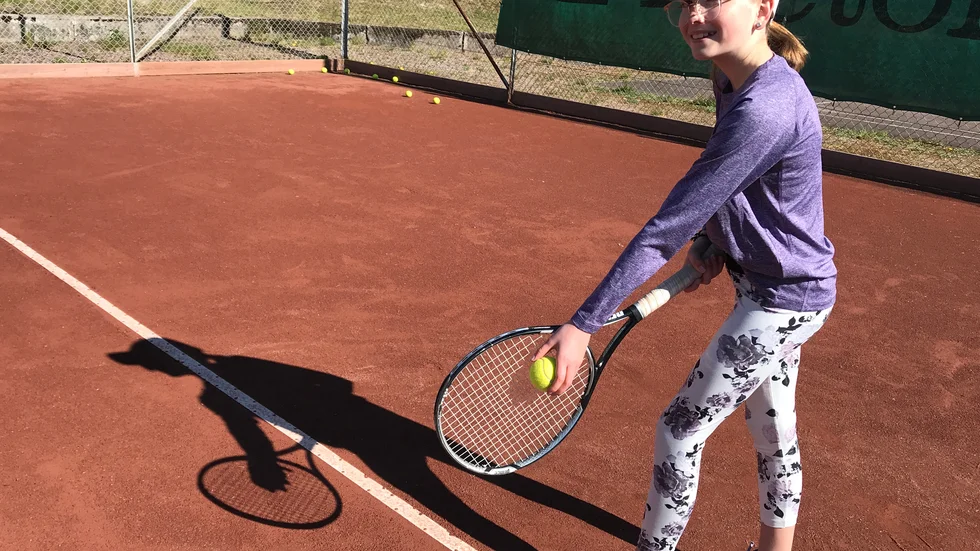 Emma Warverud är under Varamons sol och redo för att serva. Motalatjejen, som fylller 13 år i år, spelar tennis tre gånger i veckan. "Det är roligt att utvecklas och träffa kompisar", säger hon om sin sport.