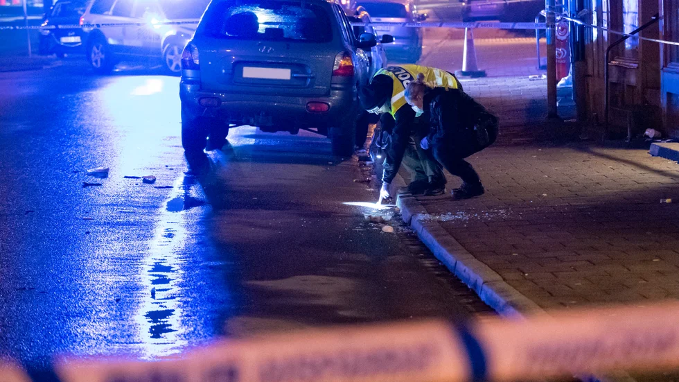 Polisens kriminaltekniker i arbete i Kristianstad efter skottlossningen sent på kvällen den 27 januari. Arkivbild.