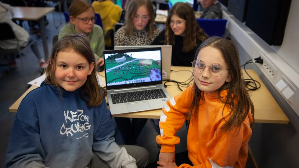 Mjölby tätort byggs av skolelever i dataspelet Minecraft. Greta Bäckström och Himla Bäck Gustavsson har placerat en stor mängd hästar och stall i centrum.