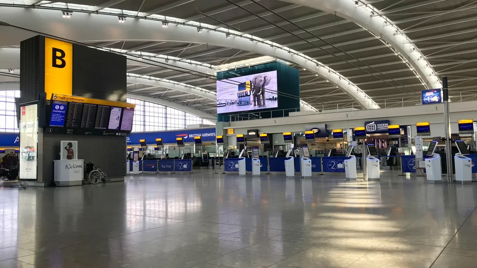 Nästan helt tomt på Heathrowflygplatsen, vanligen Europas mest trafikerade flygplats. Arkivbild.