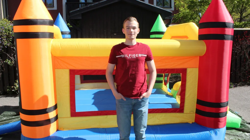David Graf har investerat de pengar han tjänat på tidigare sommarjobb i att köpa in hoppborgar och andra lekredskap till sitt nystartade företag. 