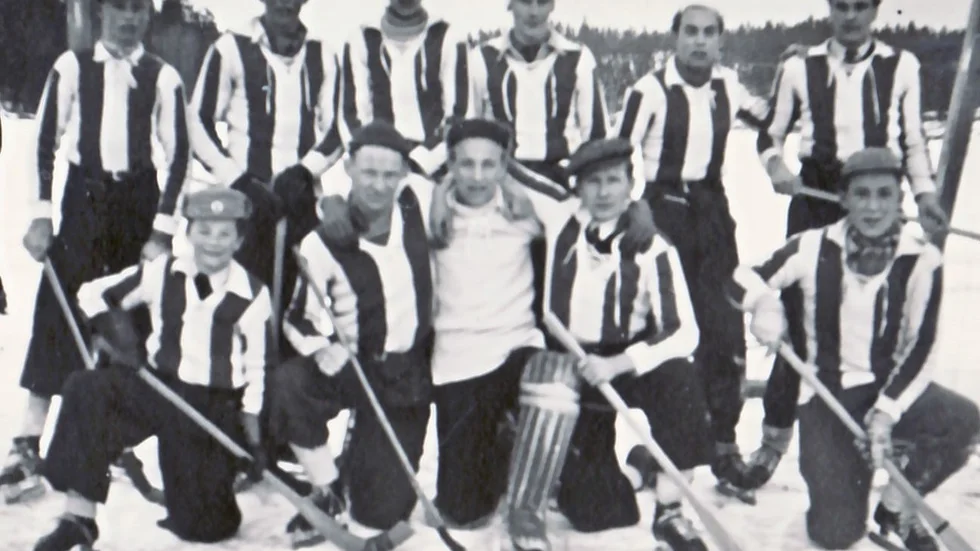 Hjortes GoIF:s bandylag från 1946, troligen. Bakre raden från vänster: Ynge Hermansson, Bert Hermansson, Lennart Oskarsson, Allan Flodmark, Lars Lundgren, Erik Sundström. Främre raden från vänster: Tage Nilsson, Nils Hallberg, Arne Eriksson, Evert Lindberg, Karl-Erik Oskarsson.