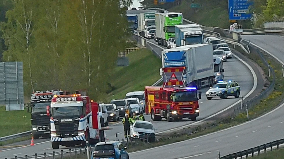 Långa köer uppstod i samband med att personbilen skulle bärgas efter olyckan