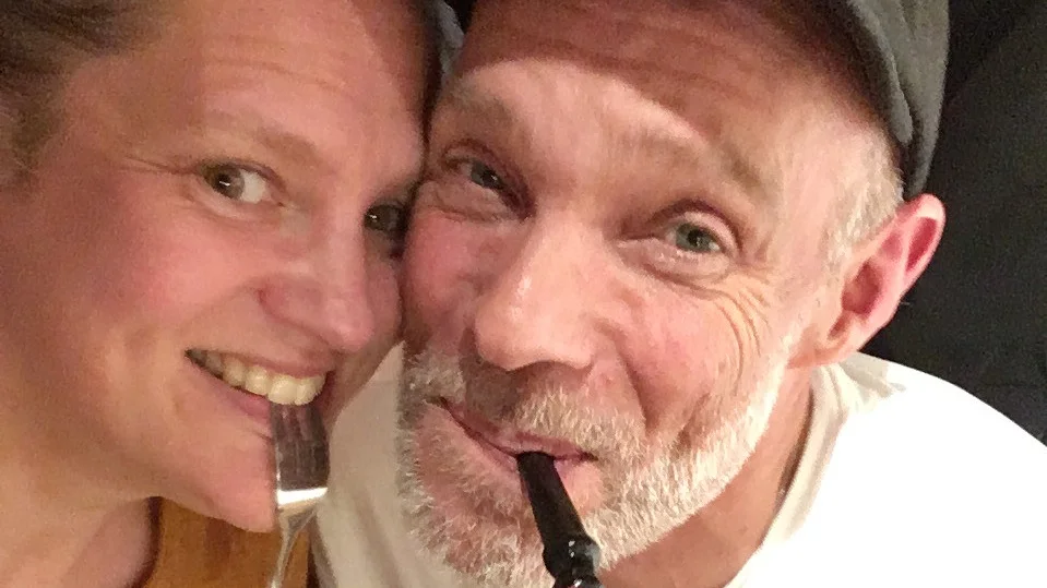 Efter att säsongen på Stora Karlsö blivit inställd, försöker nu krögarparet Liv Marend och Niklaas van Bruggen att hitta en annan restaurang där de kan använda sitt färdiga krogkoncept.