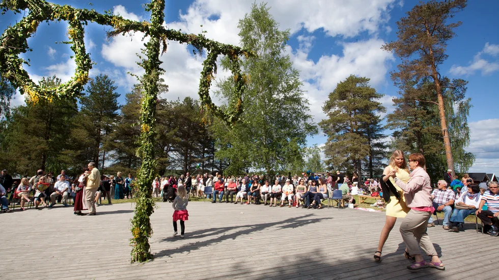 Midsommar i Brändön brukar bjuda på dans, sång, mat och lekar.