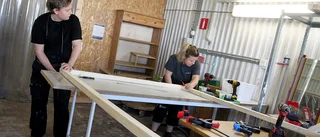 Här tillverkas skärmarna till boendena