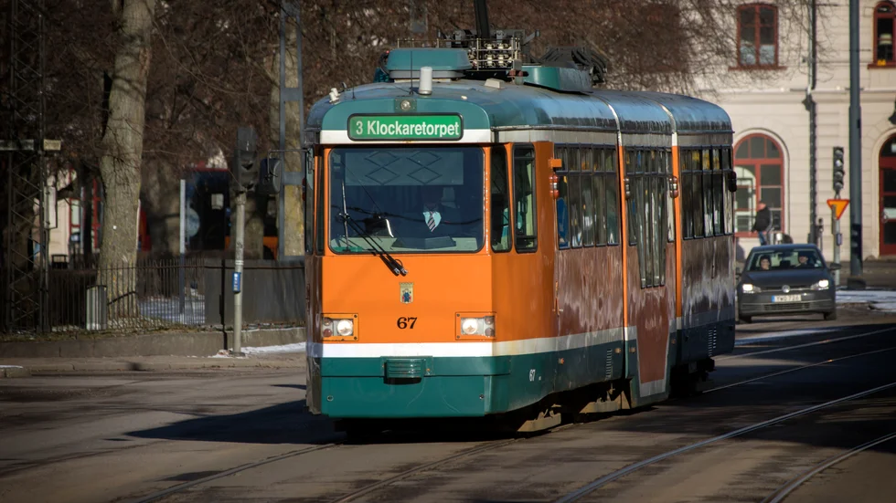 Reklam på spårvagnarna är ett förslag för att få in mer pengar till kommunen. När ärendet nådde kommunstyrelsen sköts det upp, för mer dialog med Östgötatrafiken.