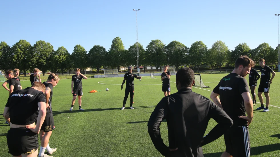 Nye tränaren Robert Mambo Mumba lägger upp riktlinjerna inför ett pass på Säve IP.