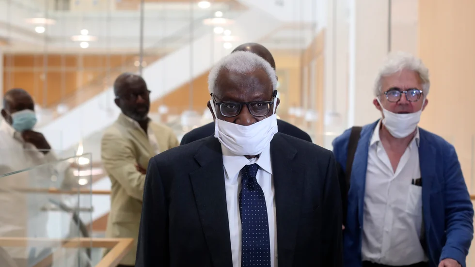 Lamine Diack, tidigare ordförande för Internationella friidrottsförbundet, anländer till rättegångssalen i Paris.