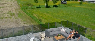 Glasräcke runt solterrassen gav drömutsikt