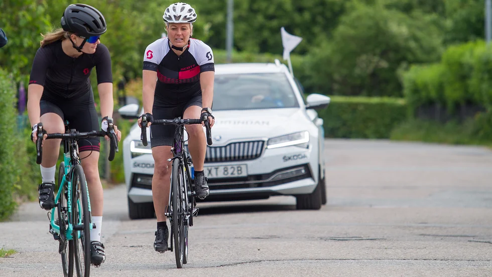 Med Vätternrundans servicebil bakom sig rullar Emma Löfqvist och hennes mamma Malin Olsson genom Örebro. Emma vann Vätternrundans tävling och fick VIP-support när hon genomförde MinVätternrunda 315 kilometer på hemmaplan.