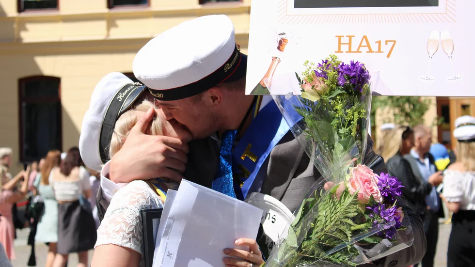 En kyss på studenten! Hanna Lindström och Rasmus Bergh firade i kärlekens tecken.