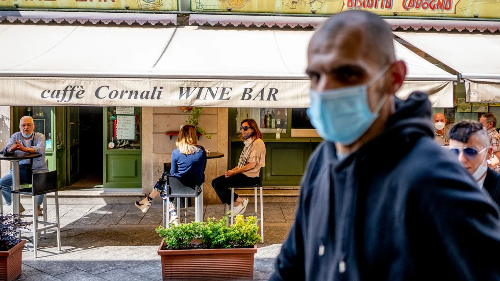 Ett kafé i Codogno i norra Italien där livet börjar återgå till det lite mera normala efter månader av karantän på grund av coronapandemin.