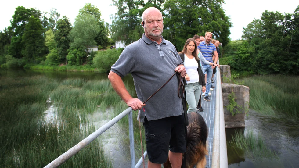 De boende på båda sidorna av Svartån protesterar mot planerna på att stänga av gångbron. Närmast kameran Peter Forsberg och Annika Andersson.