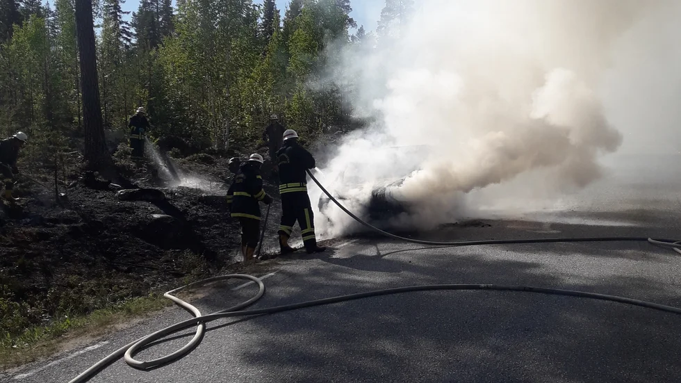 Räddningsvärnet i Kalvträsk släckte branden i bilden och hindrade även branden från att sprida sig i skogen.