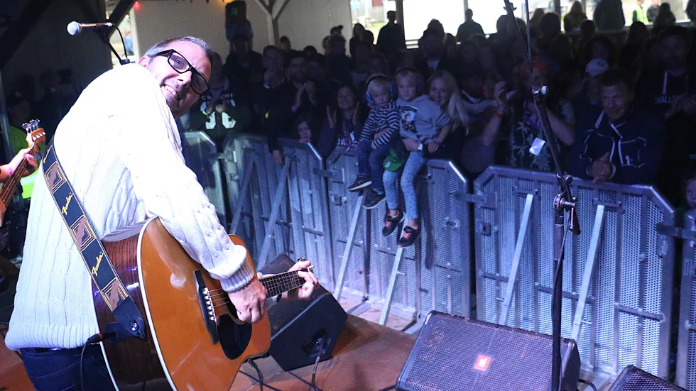 Populära Lifvens ger en konsert tillförmån för ungdomsverksamhet. Patric Engqist berättar att många i bandet brinner för ungomsidrotten och vill stötta i kärva tider.