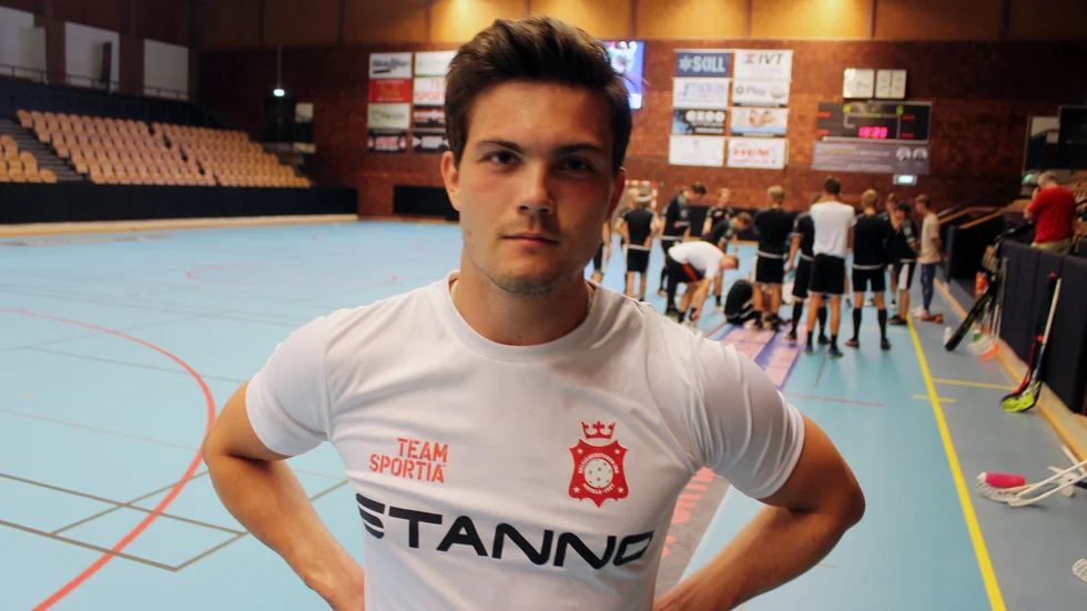 Adam Hjalmarsson, Tranåskillen, är tillbaka i Solfjäderstadens division 1-lag efter att i höst ha spelat för Rimforsa i division 2. Solfjädern spelar närmast hemma mot Kalmarsund U på söndag.