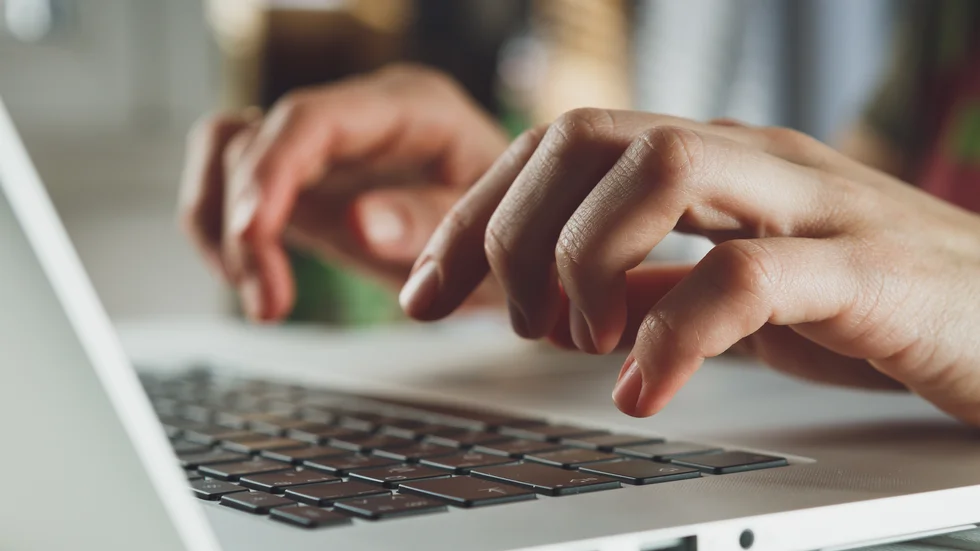 Så snart ett mail går till kommunen så blir informationen allmän handling. Men då håller rekryteringskonsulten på informationen fram till ett visst steg och kan därmed mörka många av de sökandes ansökningar.