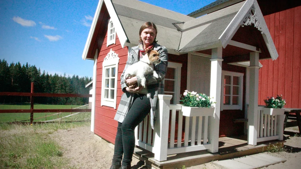Itte Weidman tillsammans med hunden Elsa vid en av Sagostigens lekstugor. Den 16 maj öppnar besöksmålet och inleder sin 54:e säsong.