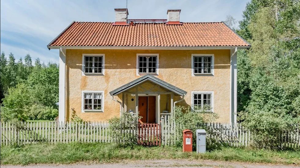 Grindstugan ligger där allén till Brevens bruk börjar. 