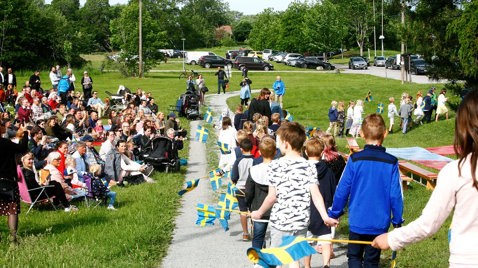 Bild från skolavslutningen i Lillkyrka förra året. I år kan det inte bli något liknande, med föräldrar som bildar täta klungor.