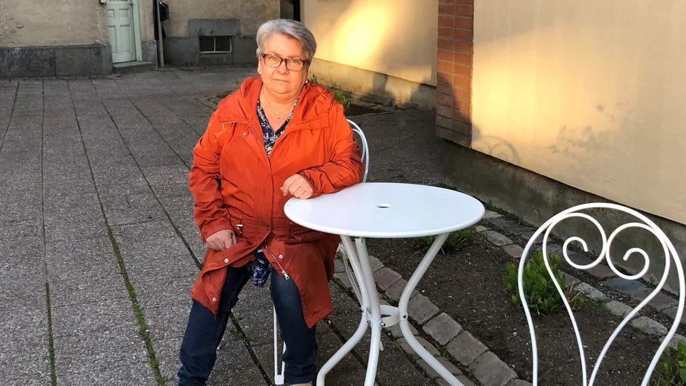 Anette Håkansson är undersköterska och måste gå till jobbet på ett äldreboende på måndag trots att hon tillhör en riskgrupp. Hon har kol och befarar att hon skulle drabbas extra hårt av covid-19 ifall hon blev sjuk.  